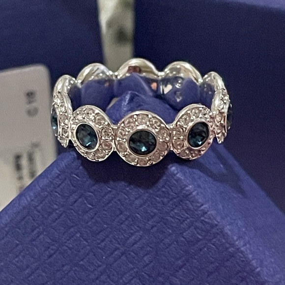 💍🦢 Authentic Swarovski Angelic Band Ring - Picture 3 of 9